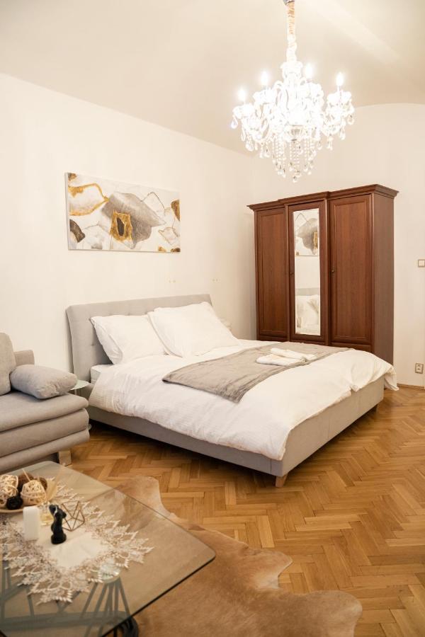 פראג Helen Homestay Vaclavske Namesti מראה חיצוני תמונה