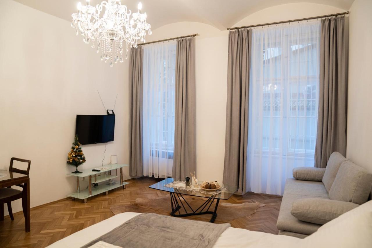 פראג Helen Homestay Vaclavske Namesti מראה חיצוני תמונה